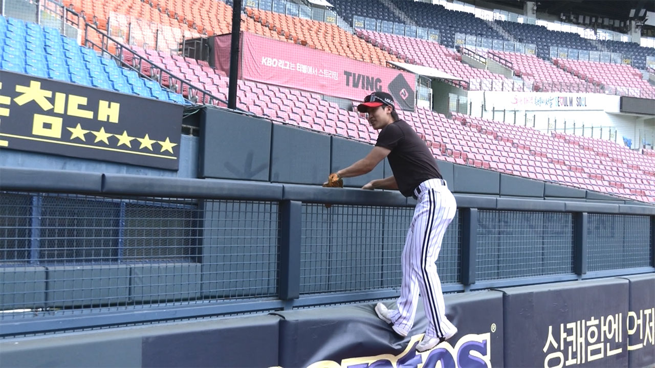 수비 재연하는 구본혁