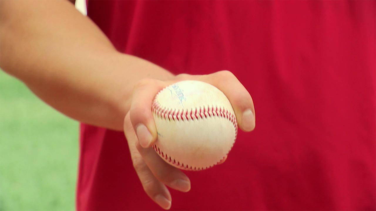 송신영 코치의 제안에 따라 바꾼 조병현의 포크볼 그립