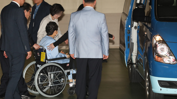 [뉴스인사이트] 휠체어 탄 재벌총수보다 못한 전직 대통령