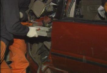 과속승용차 가로수받아 3명 사상백지연