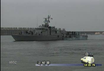 해군 특공대원들 북한 잠수정 선체 절단 작업중임태성