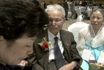 북한 유명인사들 남한 가족 상봉하자 오열문호철