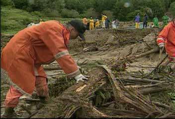 루사전북무주군 무풍면 폭우산사태 일가족매몰 등 7명실종유룡