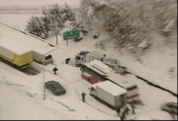 폭설100년만의 3월 폭설 피해 고속도로 마비현영준