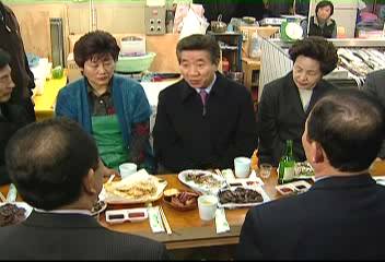 재래시장 방문한 노무현 대통령