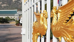 "복지부동 공무원 퇴출"기념촬영 안행부 국장 사표수리