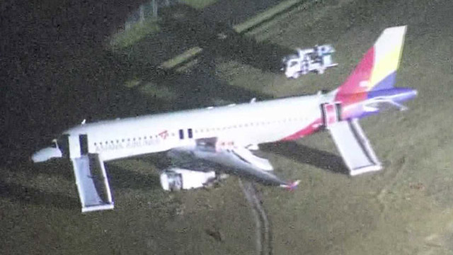 아시아나기 활주로 이탈전원 탈출 20여 명 부상