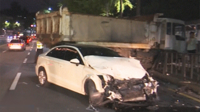 사건사고 트럭 중앙선 넘어 승용차택시와 충돌