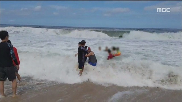 "파도에 익사 위기 시민들이 구했다"물놀이 사고 잇따라