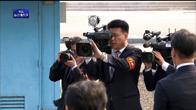 "좋은 자리 선점하자" 북한 기자들도 취재 경쟁