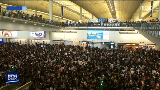 홍콩 공항 다시 운항 중단이틀째 시위대 점령