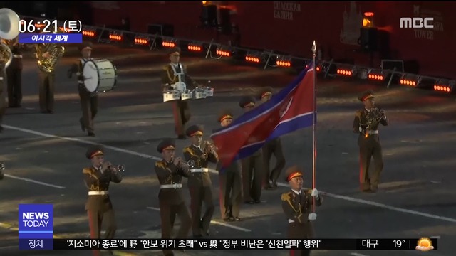 이시각 세계 칼군무 선보이는 북한 군악대