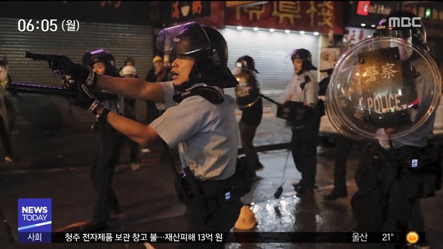 홍콩 시위대에 첫 실탄 발사"1발 경고사격"