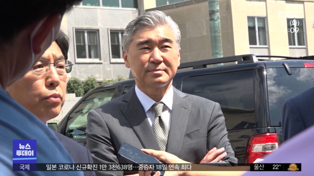 성 김 "대북 인도적 지원 논의북한 회신 고대"