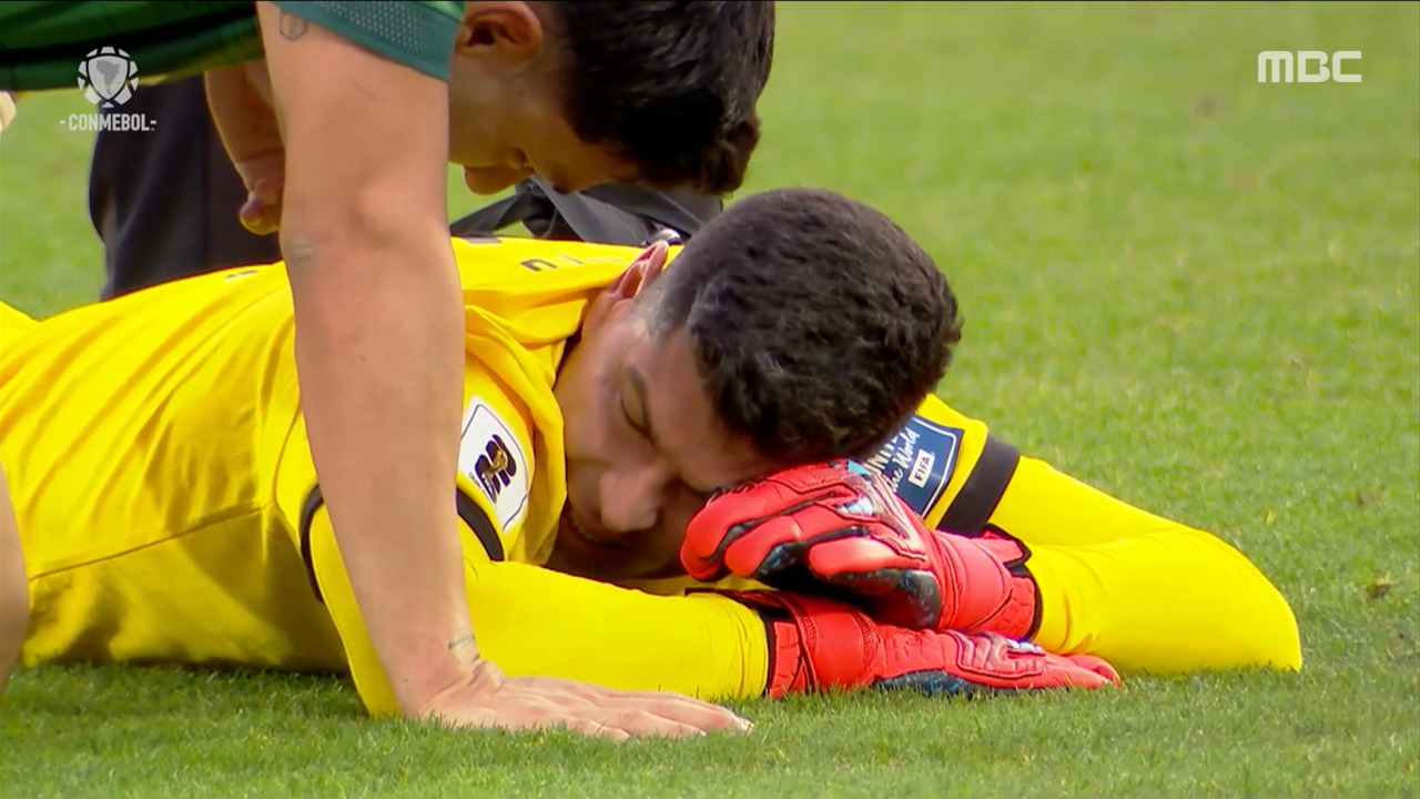 스포츠 영상 골키퍼 넘어진 사이 넣은 골페어플레이 논란까지