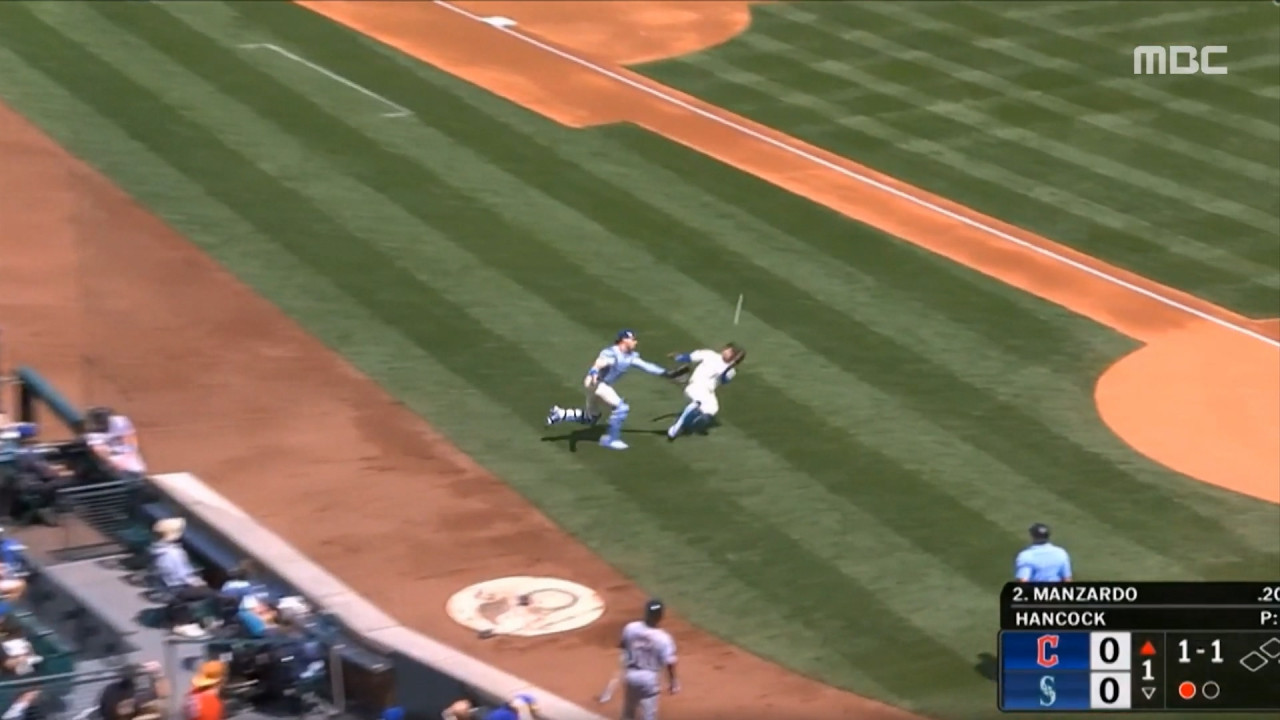 스포츠 영상 동료가 실수해 호수비로 막아줄게