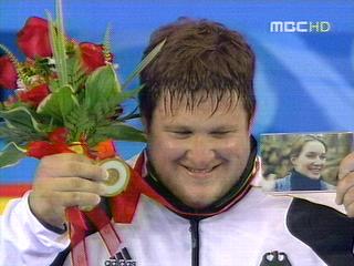 "금메달을 아내에게" 