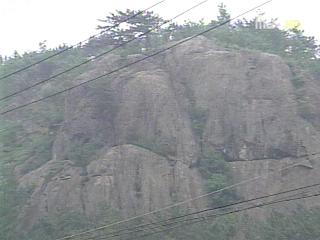 봉하마을 부엉이 바위 깎아지른 절벽
