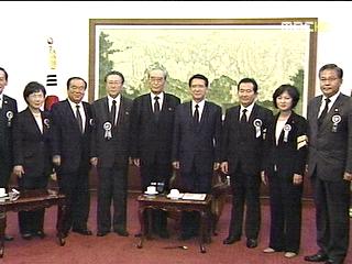  조문단 김 대통령 빈소 조문"위로합니다"