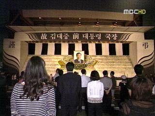 서울광장 분향소 땡볕 속 1시간 기다려 추모