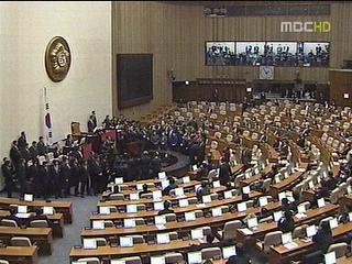 노동법 개정안 직권상정으로 반발 속 통과