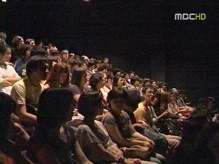 중년층 젊음의 거리 대학로 접수하다