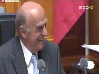 스위스 장관 엄숙한 국회서 웃음보 