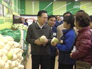 이 대통령 유류세 인하 신중정유사 협조 필요
