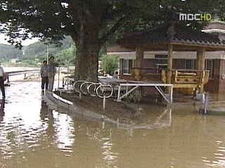 집중호우로 강물 범람 마을전체 고립