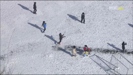 빙판길에 슬금슬금 설경에 환호성폭설 속 표정
