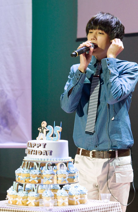 박정민, 데뷔 7년 만에 첫 생일 파티!