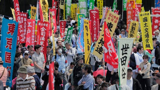 일본 노동절 집회"민초들 삶은 아베노믹스에서 소외"