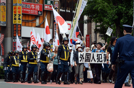 우익 원폭은 신의 징벌 신문 칼럼 항의시위