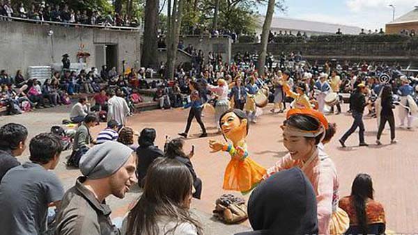  공연예술 지구 반대편 콜롬비아 뜨겁게 달구다