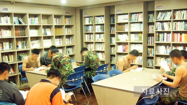 군 복무중 진중문고 책 빼돌린 20대 선고유예