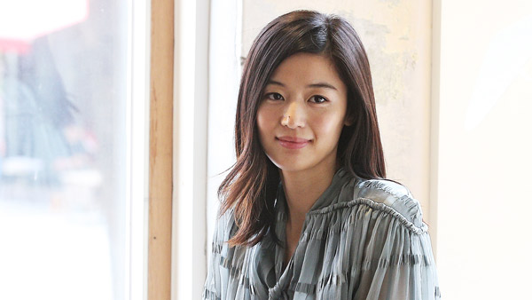 전지현 "나 어떻게 생긴 줄 다 알아서 화장 신경 안 써"
