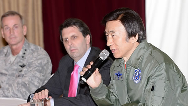 윤병세 "한미동맹은 천하무적"오산기지 위문