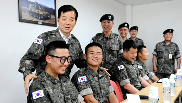 한민구 장관 윤일병 사건 발생 육군 28사단 방문