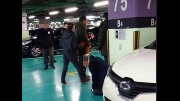 백화점 주차요원 무릎 꿇게 한 뒤 폭언 모녀 고객 논란