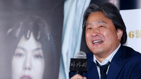 "빈손으로 돌아왔네요" 무관에도 활짝 웃은 박찬욱