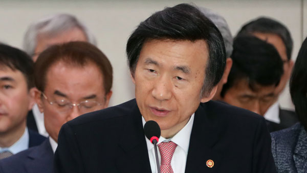 윤병세 "브란트는 폴란드서 무릎" 아베에 감성조치 촉구