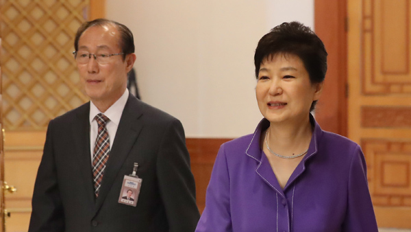 김재원 "이원종 비서실장 26일 사표 제출"