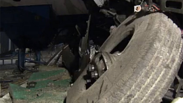 달리던 유조차 뒤집혀 기름 10리터 유출 