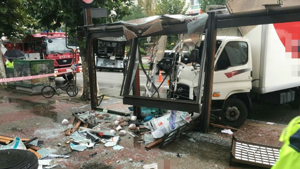 용인서 냉장탑차가 버스 정류장 덮쳐 7명 사상