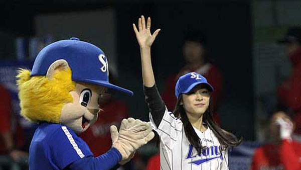 프로야구 피겨 여왕 김연아 라이온즈 파크 개막전 시구