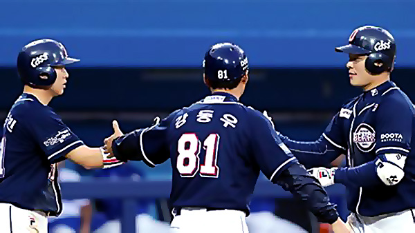 두산 OB 맥주와 계약 헬멧에 카스 부착