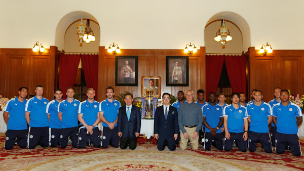 태국왕궁서 무릎 꿇은 레스터시티 국왕보다 낮은 곳에 있어야