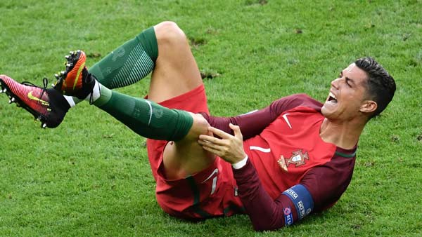 악 무릎 호날두 부상교체 12년 만에 또 눈물