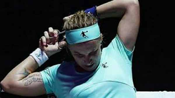 테니스 쿠즈네초바 경기 중 머리카락 자르고 역전승