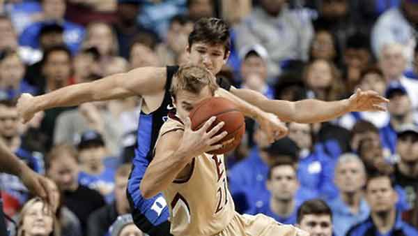 발 걸기 미국대학농구 선수에 비난 봇물
